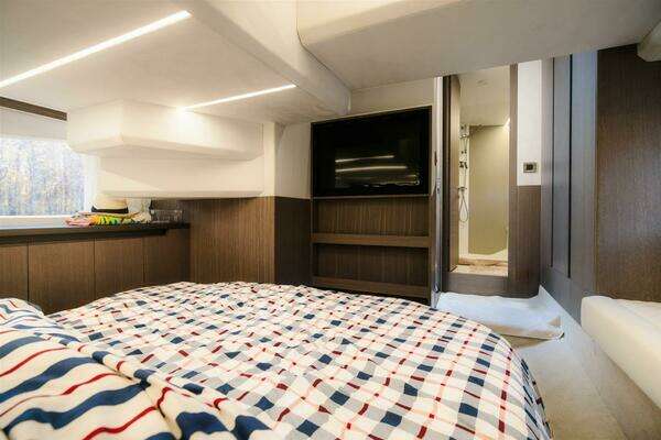 Galeon 425 HTS Yacht For Sale