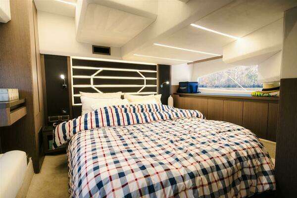Galeon 425 HTS Yacht For Sale