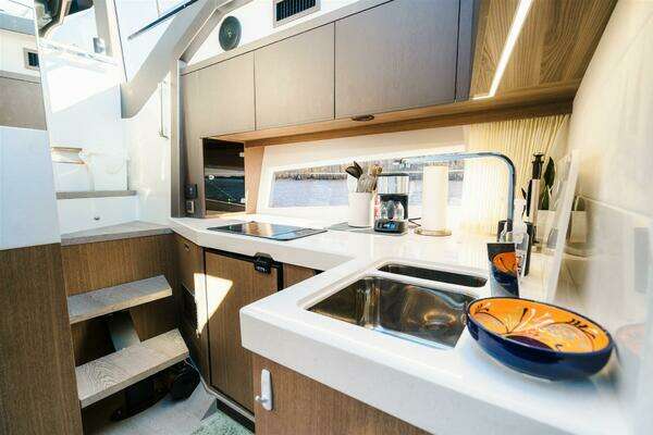 Galeon 425 HTS Yacht For Sale