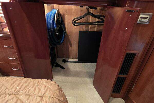 Carver Voyager Yacht For Sale