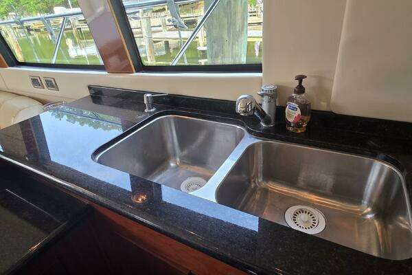 Carver Voyager Yacht For Sale