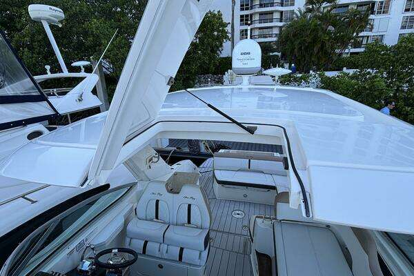 Sea Ray 350 Sundancer Yacht For Sale