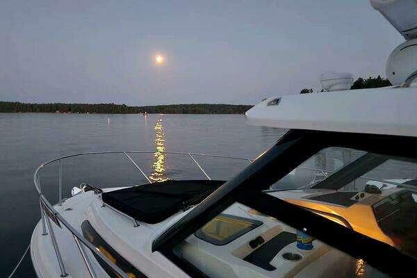 Boston Whaler 325 Conquest Yacht For Sale