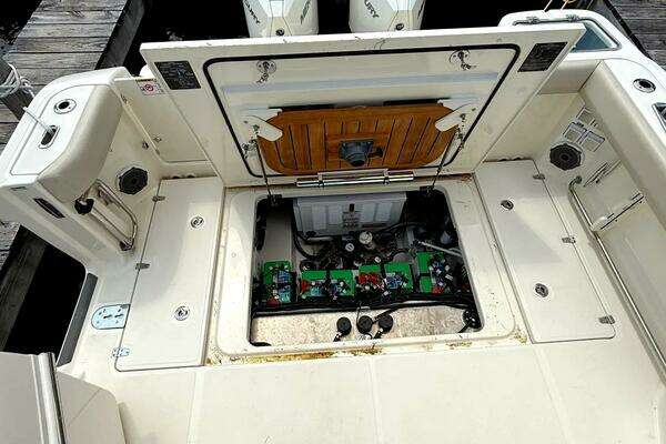 Boston Whaler 325 Conquest Yacht For Sale