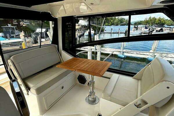 Boston Whaler 325 Conquest Yacht For Sale