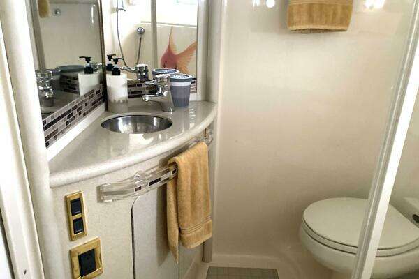 Sea Ray 560 Sedan Bridge Yacht For Sale