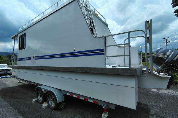 Photo of the 2017 Catamaran Cruisers Lil Hobo 31