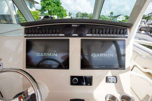 Boston Whaler 380 Outrage Yacht For Sale