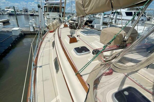 Island Pursuit 40ft Island Packet Yacht For Sale