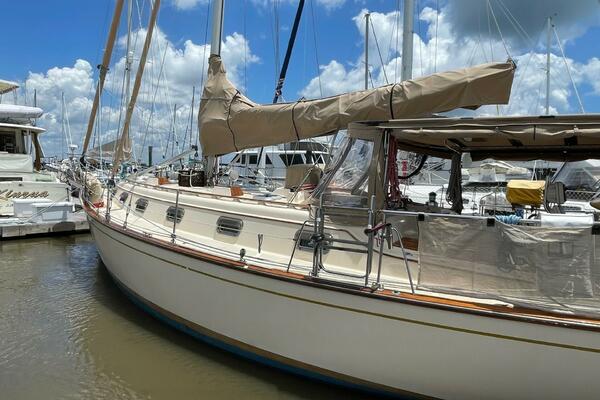 Island Pursuit 40ft Island Packet Yacht For Sale