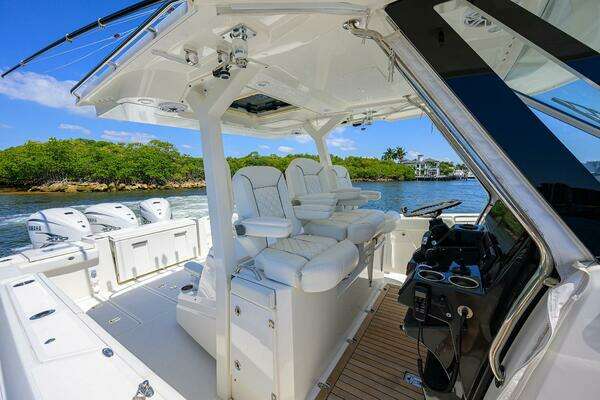 Pursuit S378 Sport Yacht For Sale