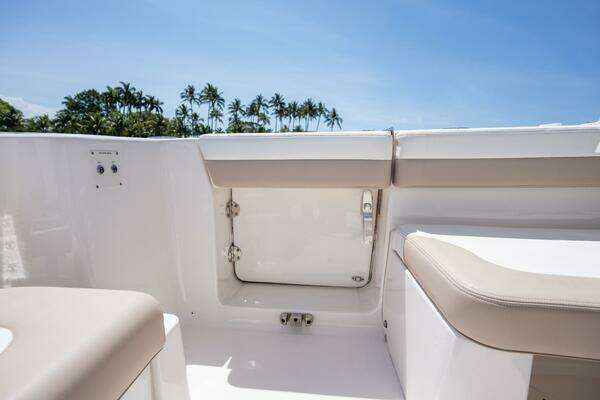 Robalo R317 Dual Console Yacht For Sale
