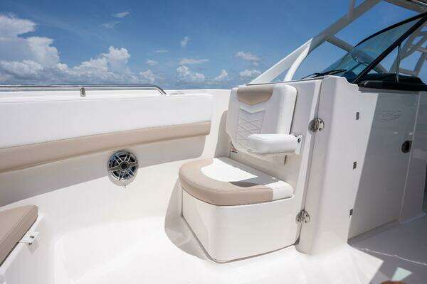 Robalo R317 Dual Console Yacht For Sale