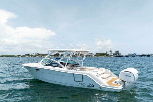 Robalo R317 Dual Console Yacht For Sale