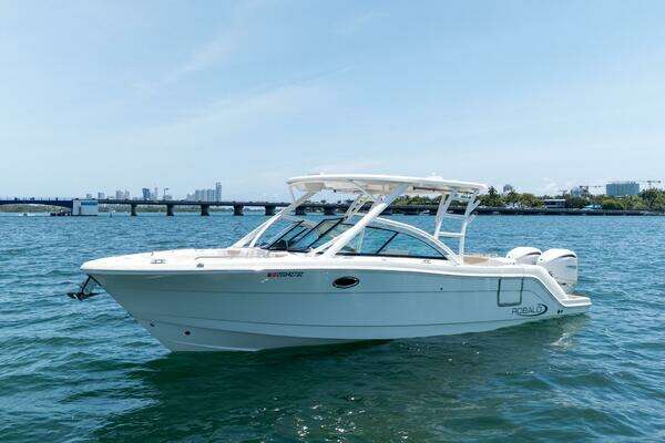 Robalo R317 Dual Console Yacht For Sale