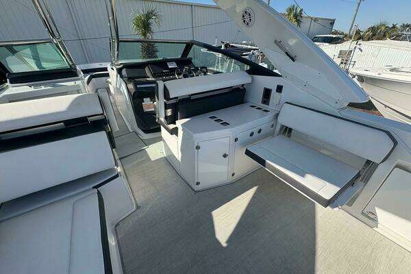 Monterey 355 Super Sport Yacht For Sale