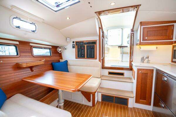 MJM 40z Yacht For Sale
