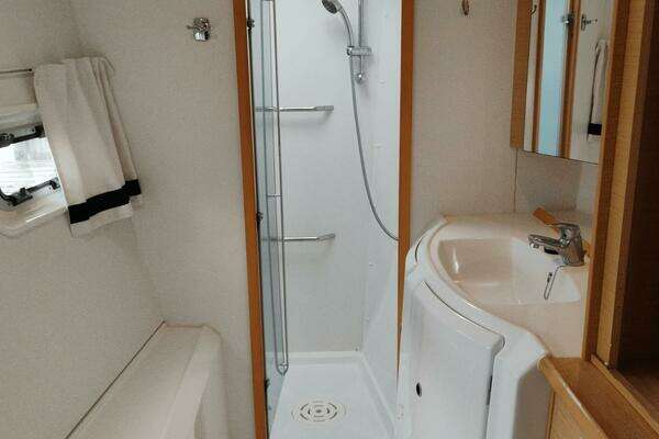 Lagoon 420 Owner's Version Yacht For Sale