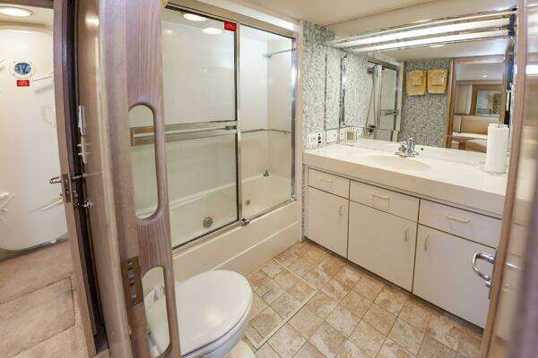 Hatteras 70 Cockpit MotorYacht Yacht For Sale