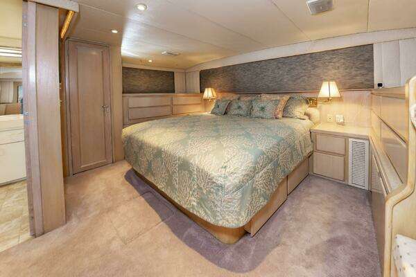 Hatteras 70 Cockpit MotorYacht Yacht For Sale