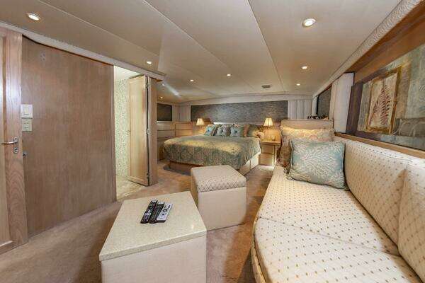 Hatteras 70 Cockpit MotorYacht Yacht For Sale