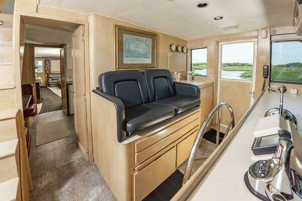 Hatteras 70 Cockpit MotorYacht Yacht For Sale