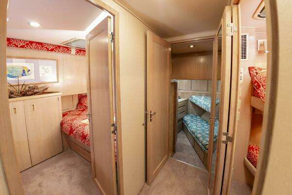 Hatteras 70 Cockpit MotorYacht Yacht For Sale