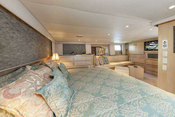 Hatteras 70 Cockpit MotorYacht Yacht For Sale