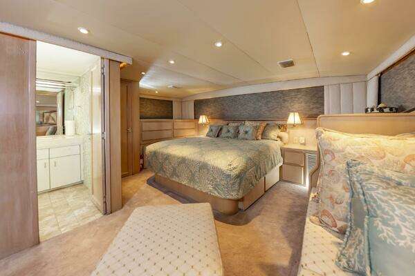 Hatteras 70 Cockpit MotorYacht Yacht For Sale