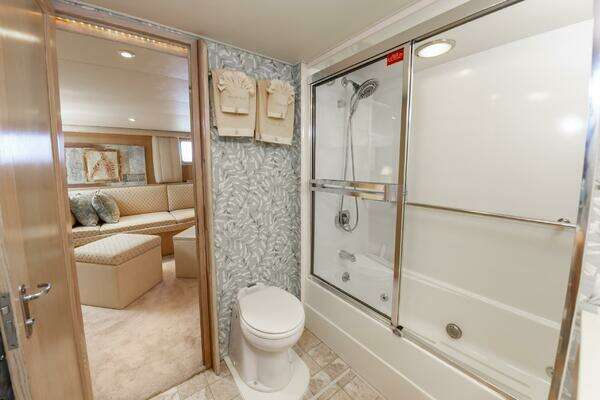 Hatteras 70 Cockpit MotorYacht Yacht For Sale