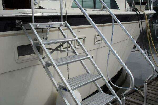 Hatteras Flybridge Yacht For Sale