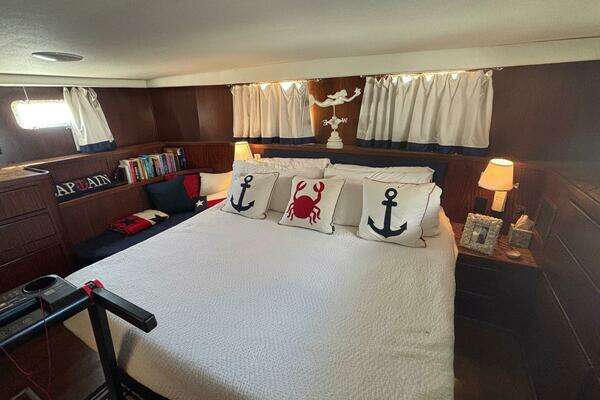 Hatteras Flybridge Yacht For Sale