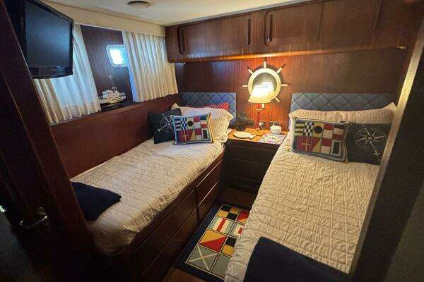 Hatteras Flybridge Yacht For Sale