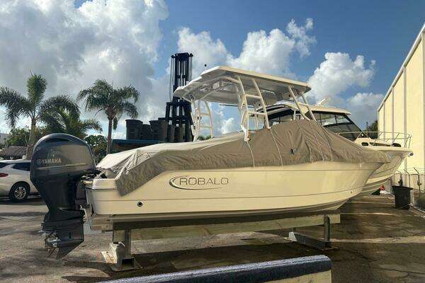 Photo of the 2021 Robalo R247 Dual Console