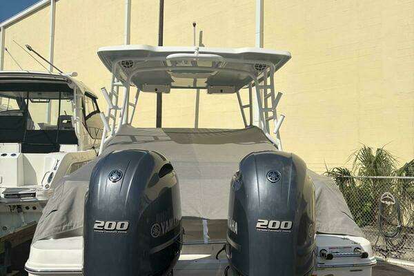 Photo of the 2021 Robalo R247 Dual Console