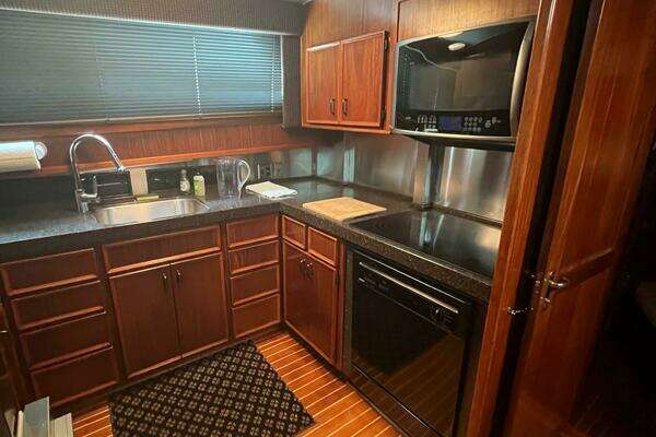 Hatteras 61 CPMY Yacht For Sale