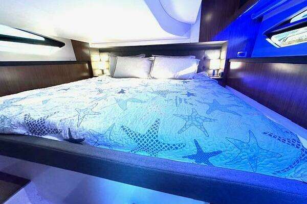 Four Winns Vista 355 Coupe OB Yacht For Sale