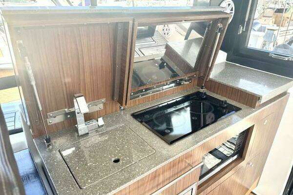 Four Winns Vista 355 Coupe OB Yacht For Sale