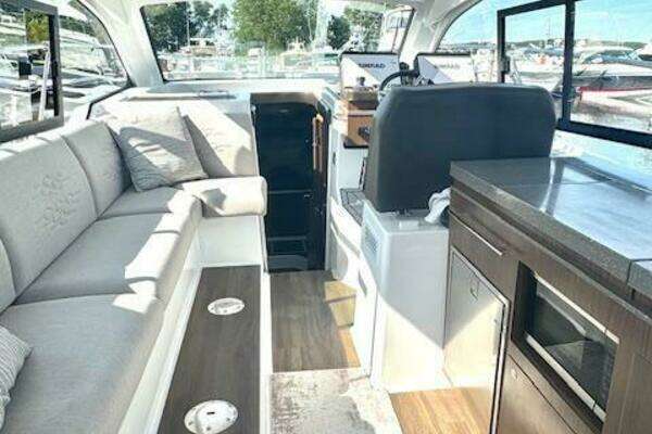 Four Winns Vista 355 Coupe OB Yacht For Sale