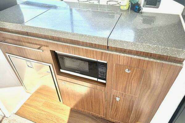 Four Winns Vista 355 Coupe OB Yacht For Sale