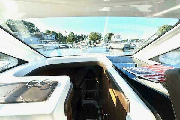 Four Winns Vista 355 Coupe OB Yacht For Sale