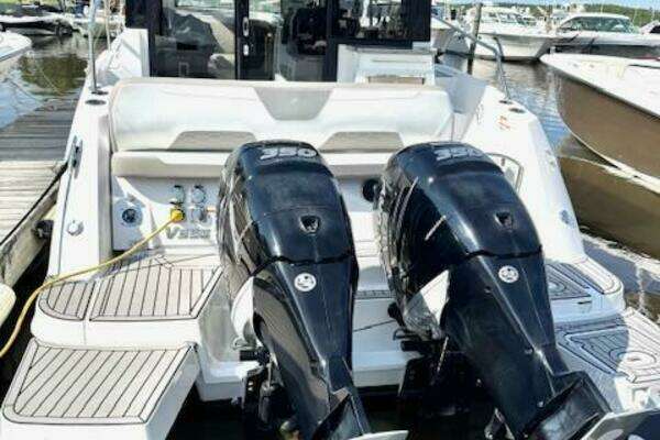 Four Winns Vista 355 Coupe OB Yacht For Sale