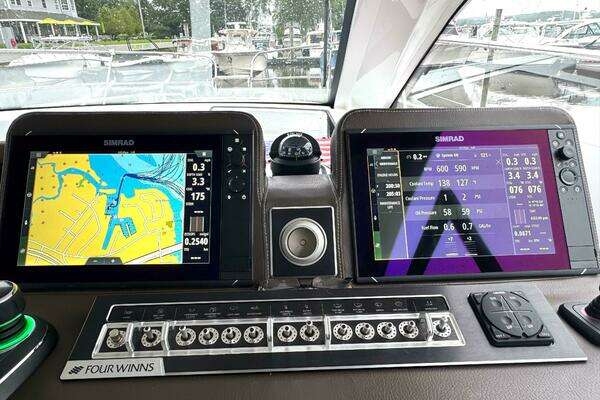 Four Winns Vista 355 Coupe OB Yacht For Sale