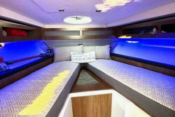 Four Winns Vista 355 Coupe OB Yacht For Sale