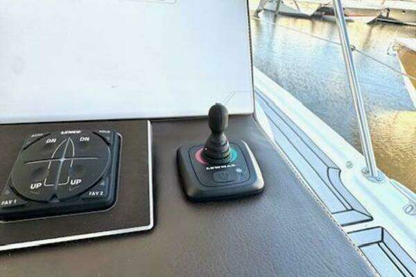 Four Winns Vista 355 Coupe OB Yacht For Sale