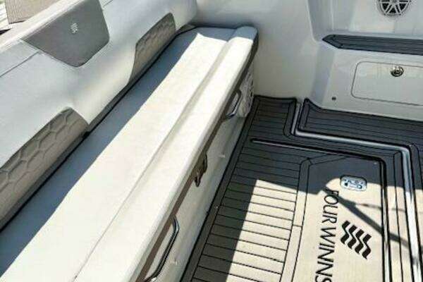 Four Winns Vista 355 Coupe OB Yacht For Sale