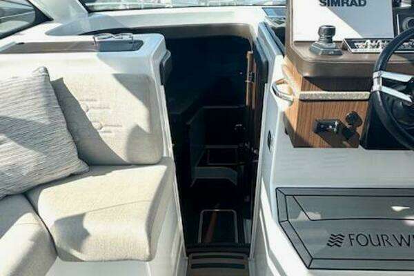 Four Winns Vista 355 Coupe OB Yacht For Sale