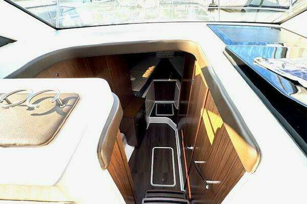 Four Winns Vista 355 Coupe OB Yacht For Sale