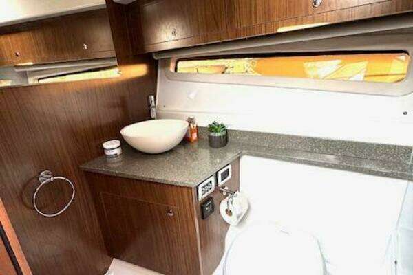 Four Winns Vista 355 Coupe OB Yacht For Sale