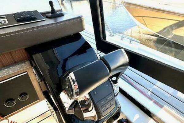 Four Winns Vista 355 Coupe OB Yacht For Sale